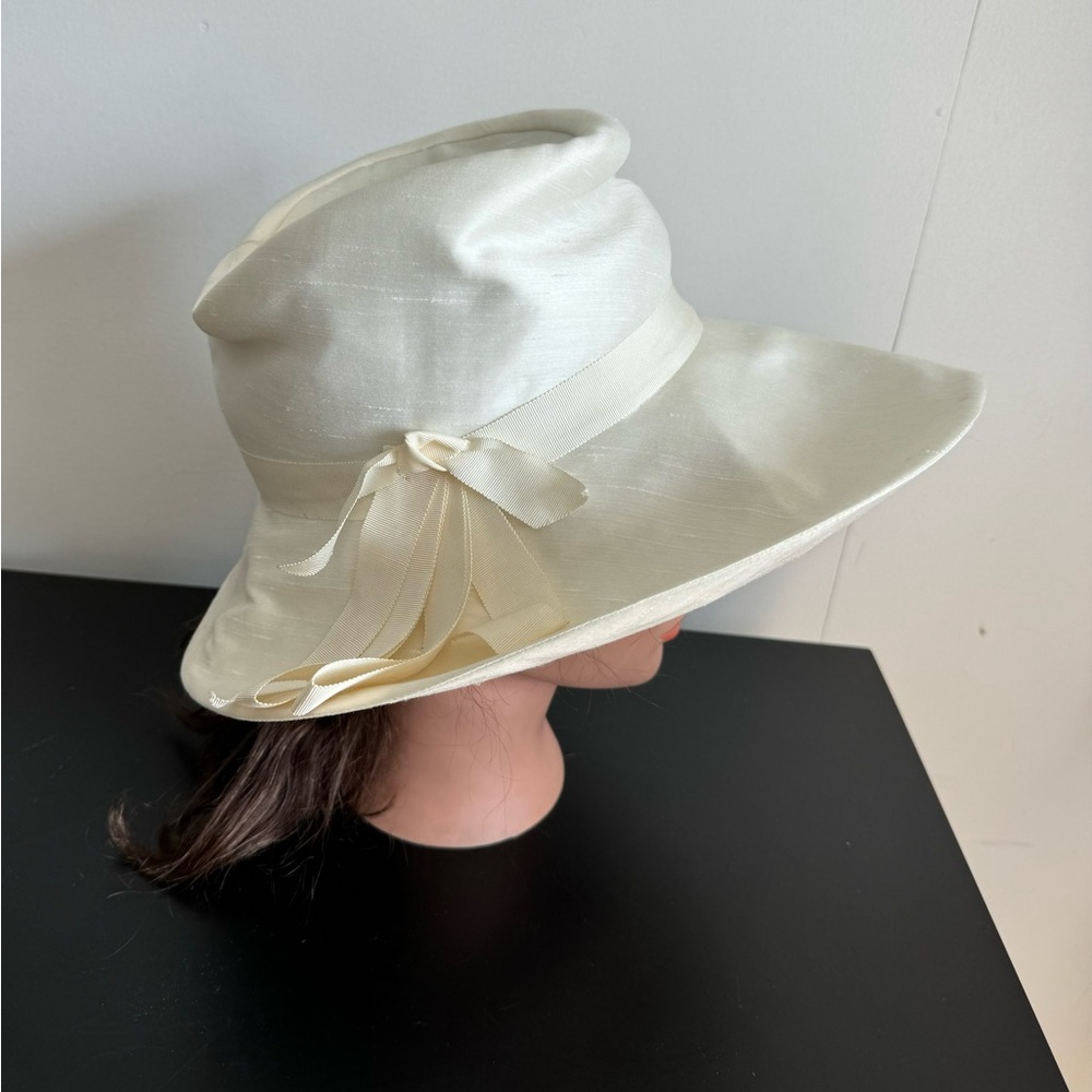 Vintage Lucila Mendez Hat in Ivory Lined in Beige ?Silk? Inner Circumference 22”